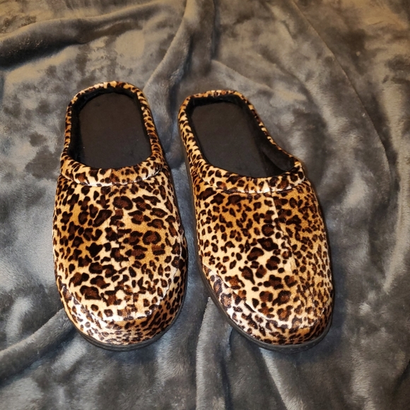 Leopard print Memory Foam Slippers - Picture 2 of 5
